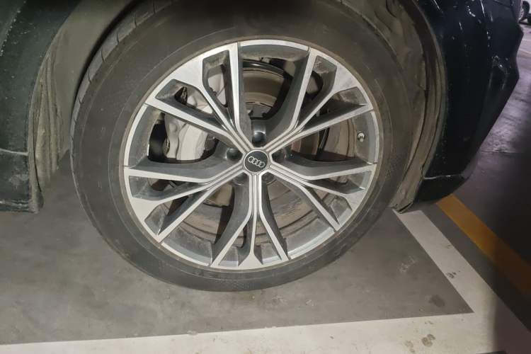 Used Audi Q8 2023 55 TFSI Luxury Dynamic Edition Right Front Wheel Hub