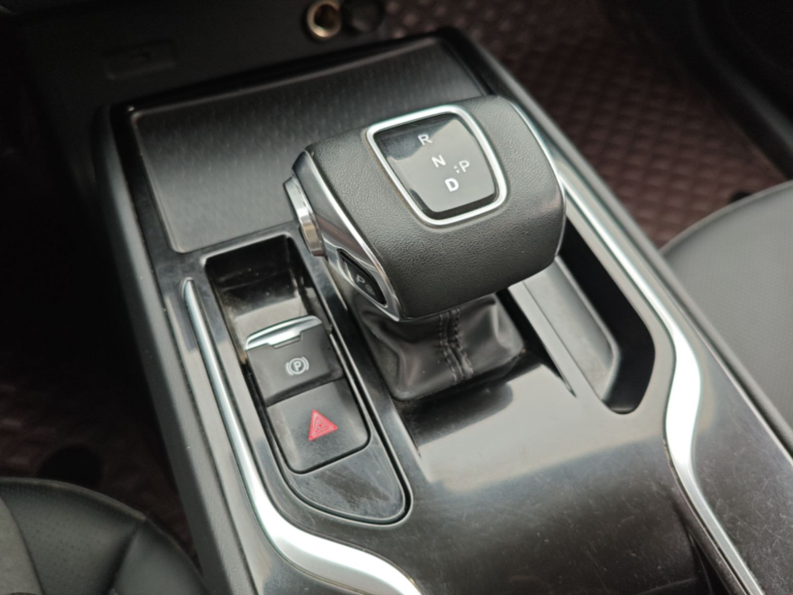 Hongqi E-QM5 2024 610 km PLUS — снимка 16