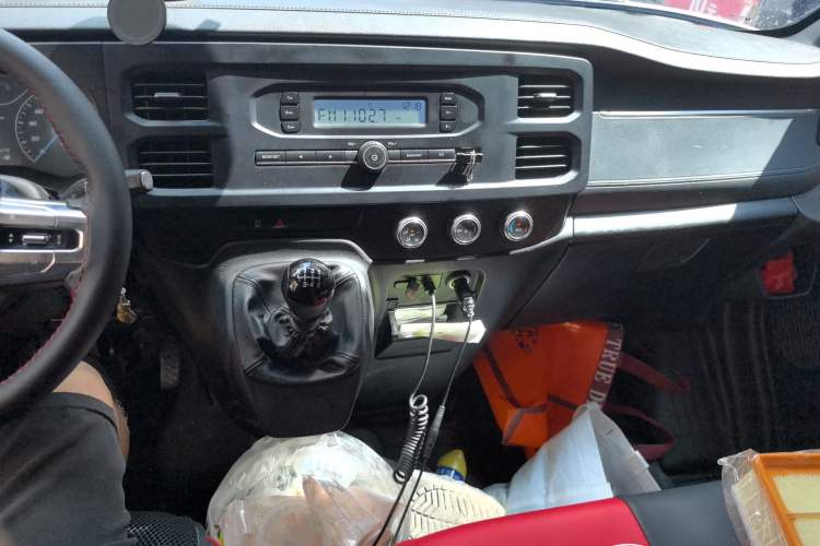 Used JMC Fushun 2022 2.0T Manual Multi-Function Passenger Vehicle Mid-Roof 6-7 Seater
