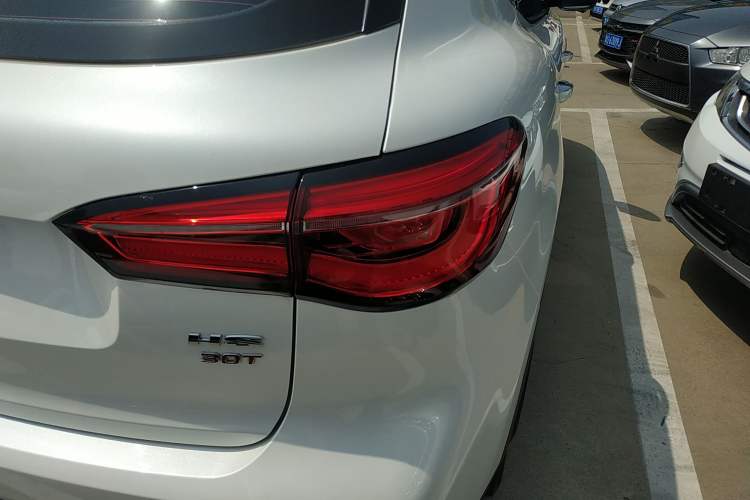 Used MG HS 2018 30T Automatic Two-Wheel Drive Trophy Edition—High-Octane V-Model Right Rear Taillight