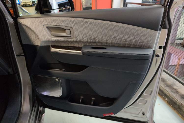 Used Toyota Granvia 2023 2.5L Hybrid Comfort Edition
