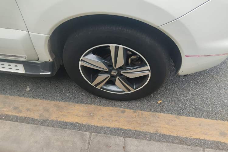 Used Renault Koleos 2014 2.5L 4x4 Comfort Edition Right Front Wheel Hub