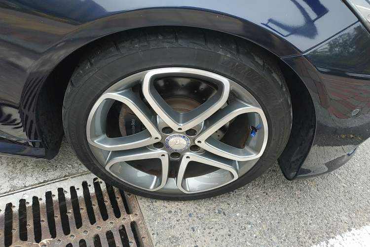 Used Mercedes-Benz E-Class 2014 E 260 Coupe Right Front Wheel Hub