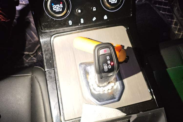 Used Land Rover Range Evoque 2021 Range Rover Velar 249 PS R-Dynamic S Performance Edition Gear Lever