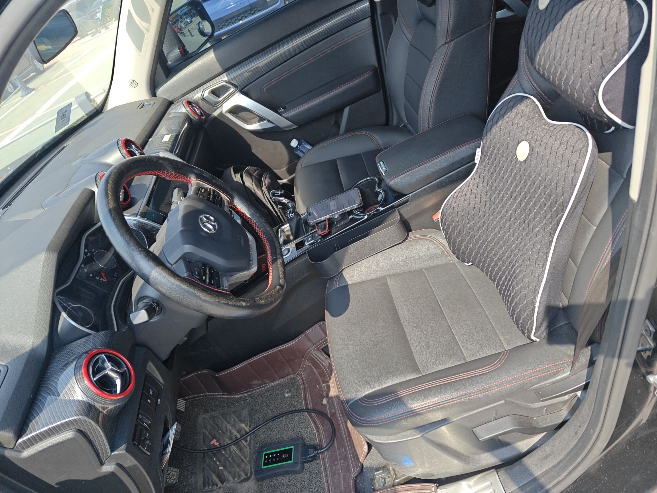 المقاعد الأمامية داخل السيارة