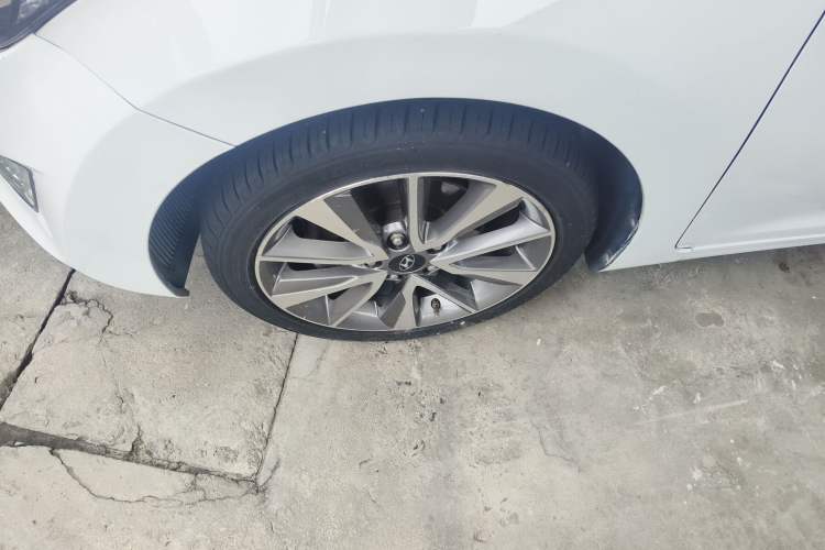 Used Hyundai Elantra (5th Generation / Langdong) 2015 1.6L Automatic Leading Model Left Front Wheel Hub