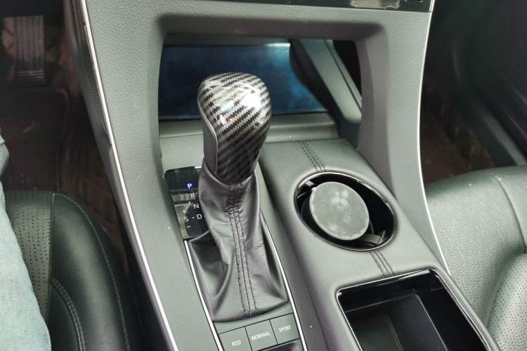 Used Toyota Avalon 2019 Dual-Engine 2.5L Luxury Edition China VI Standard
