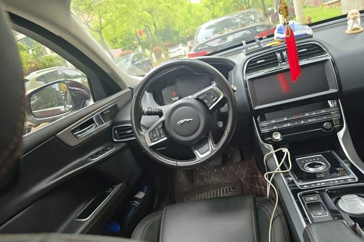 Used Jaguar XEL 2019 2.0T 200 PS Deluxe Edition Steering Wheel