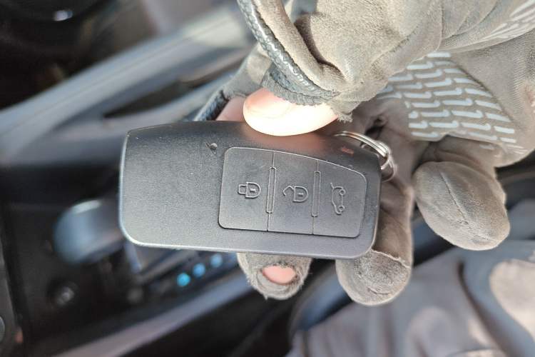 Used JMC Yusheng S350 2016 2.0T Automatic All-Wheel Drive Gasoline Luxury Version with Sunroof 5 Seats
