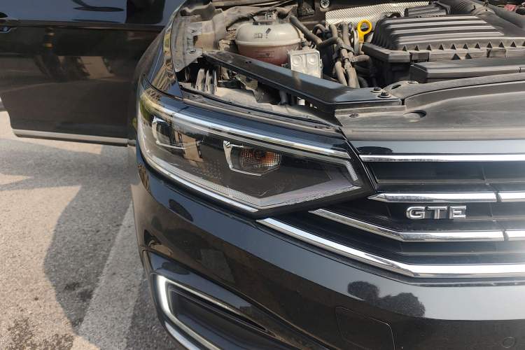 Used Volkswagen Magotan GTE Plug-in Hybrid 2020 GTE Luxury Model Right Front Headlight