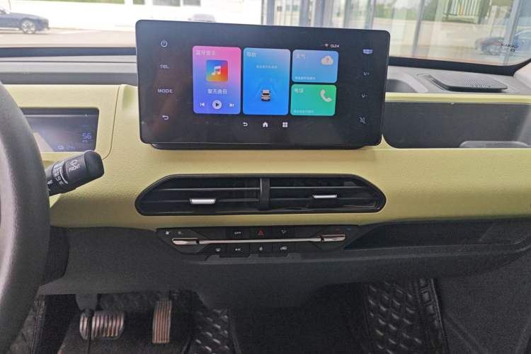 Used Geely Galaxy Panda 2023 Panda Mini 200km Endurance Bear Audio And AC Panel