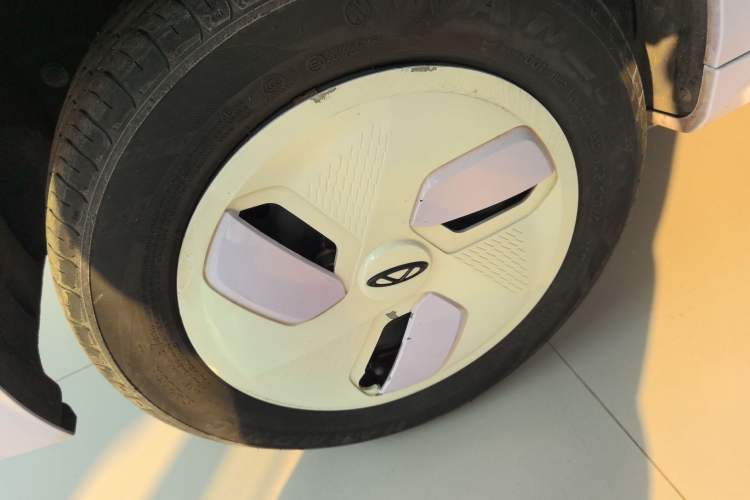 Used Chery QQ Ice Cream 2022 120km Conical Shape Lithium Iron Phosphate Exterior 7