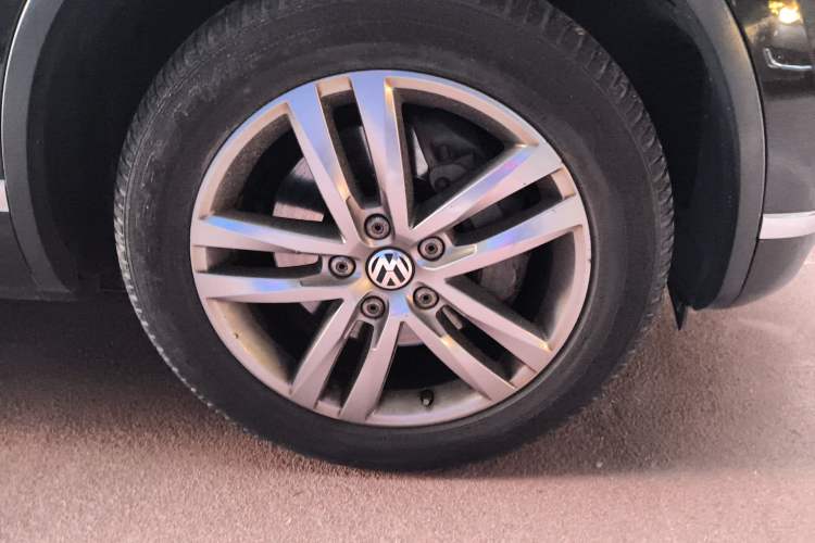 Used Volkswagen Touareg 2016 3.0 TSI High-End Version Right Front Wheel Hub
