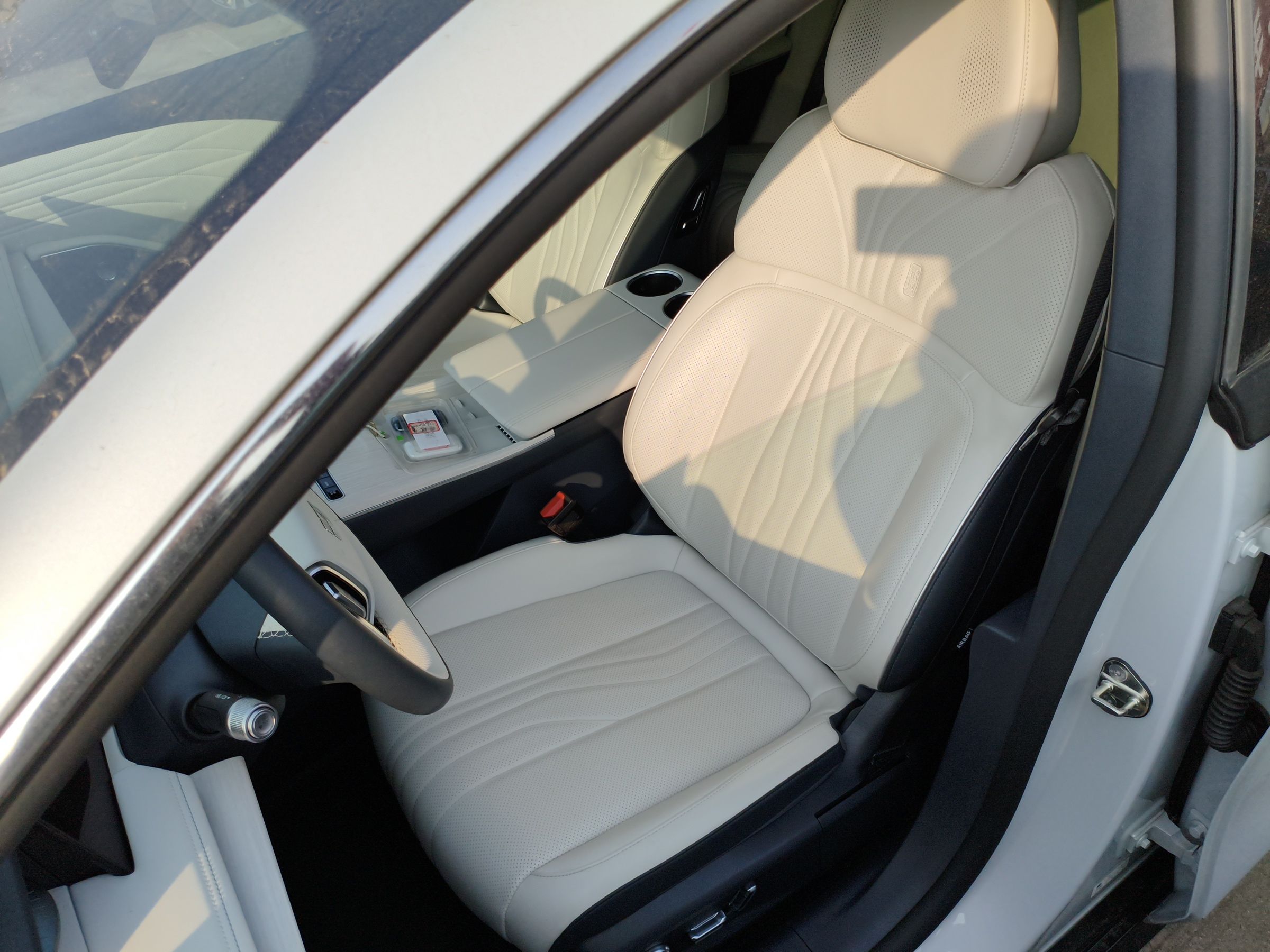 Переднее сиденье в автомобиле