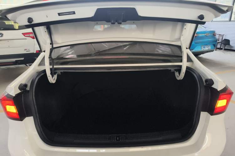 Used Roewe i5 2020 1.5L Manual 4G Connect Leehao Flagship Edition Trunk