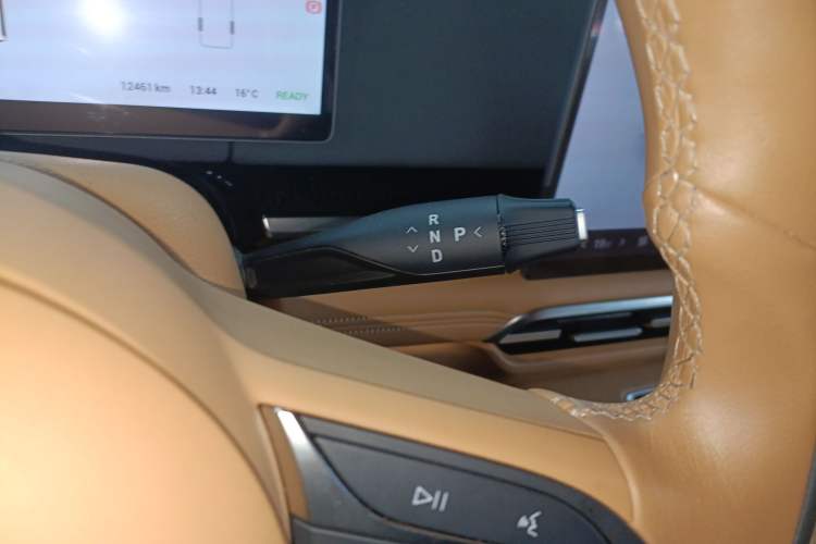 Used VOYAH Dream 2025 EV Four-Wheel Drive Flagship Kunpeng Edition Gear Lever