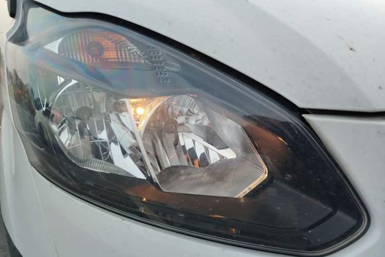 Used Ford Transit 2020 2.0T Gasoline Automatic Multi-Function Commercial Vehicle Mid-axle Low-roof Design with Dual Rear Doors Meeting China VI Emission Standards