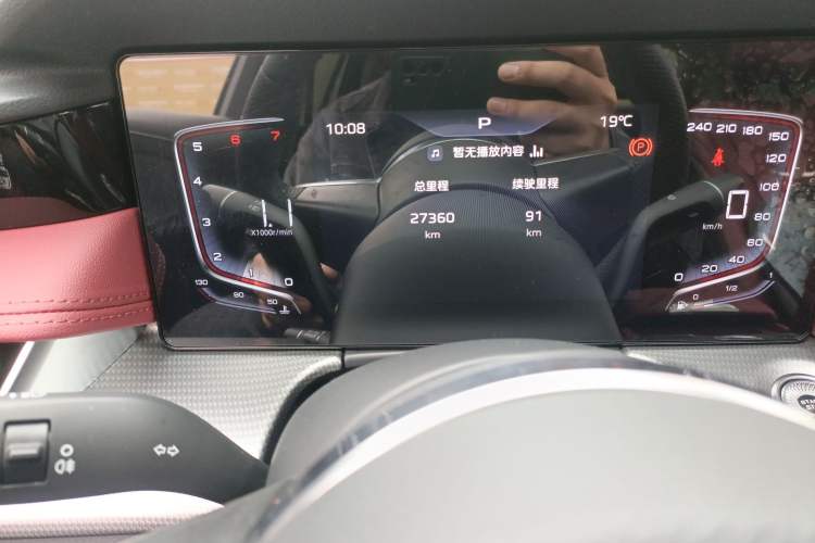 Used Hongqi H5 2024 1.5T DCT Smart Connect Flagship Edition Odometer Close Up