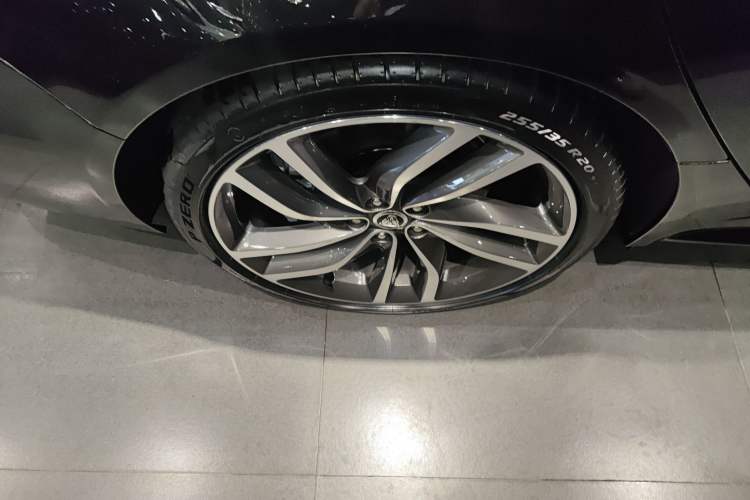 Used Jaguar XFL 2025 Model—2.0T P300, Four-Wheel Drive, 90th Anniversary Collector’s Edition Right Rear Wheel Hub