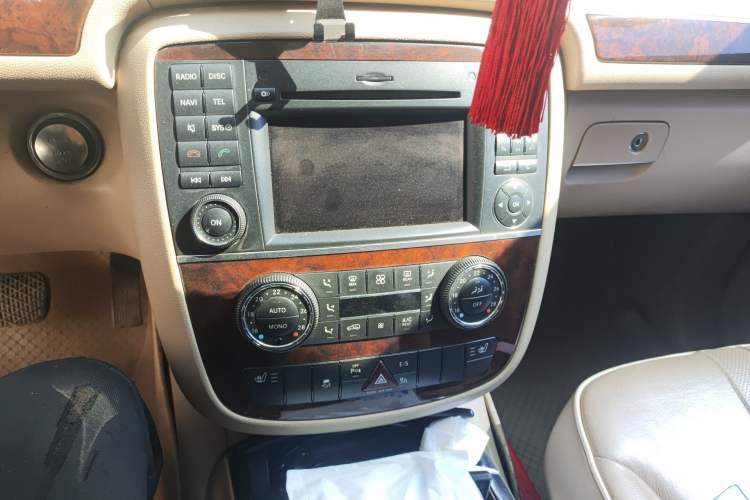 Used Mercedes-Benz R-Class 2010 R 350 L 4MATIC Audio And AC Panel