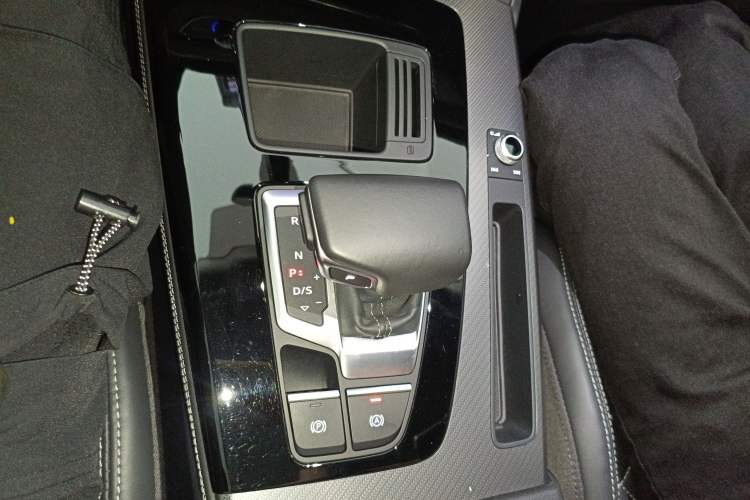 Used Audi Q5L 2022 40T Fashionable and Dynamic Model Gear Lever