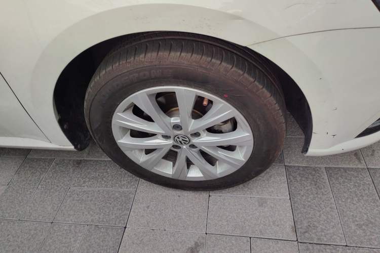 Used Volkswagen Lavida 2017 1.6L Automatic Comfort Edition Right Front Wheel Hub