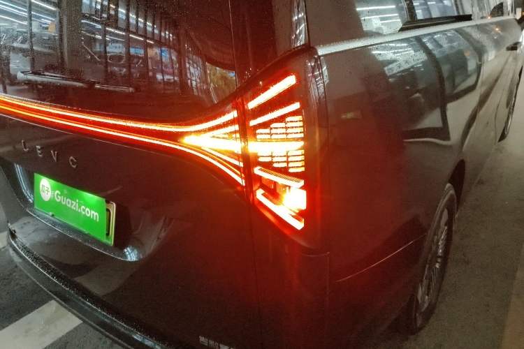 Used Geely Galaxy LEVC L380 2024 140-Degree 6-Seater All-Wheel-Drive Ultra