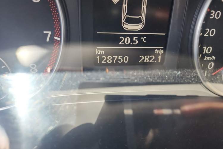 Used Volkswagen Sagitar 2011 1.4 TSI Automatic Tech Model Odometer Close Up