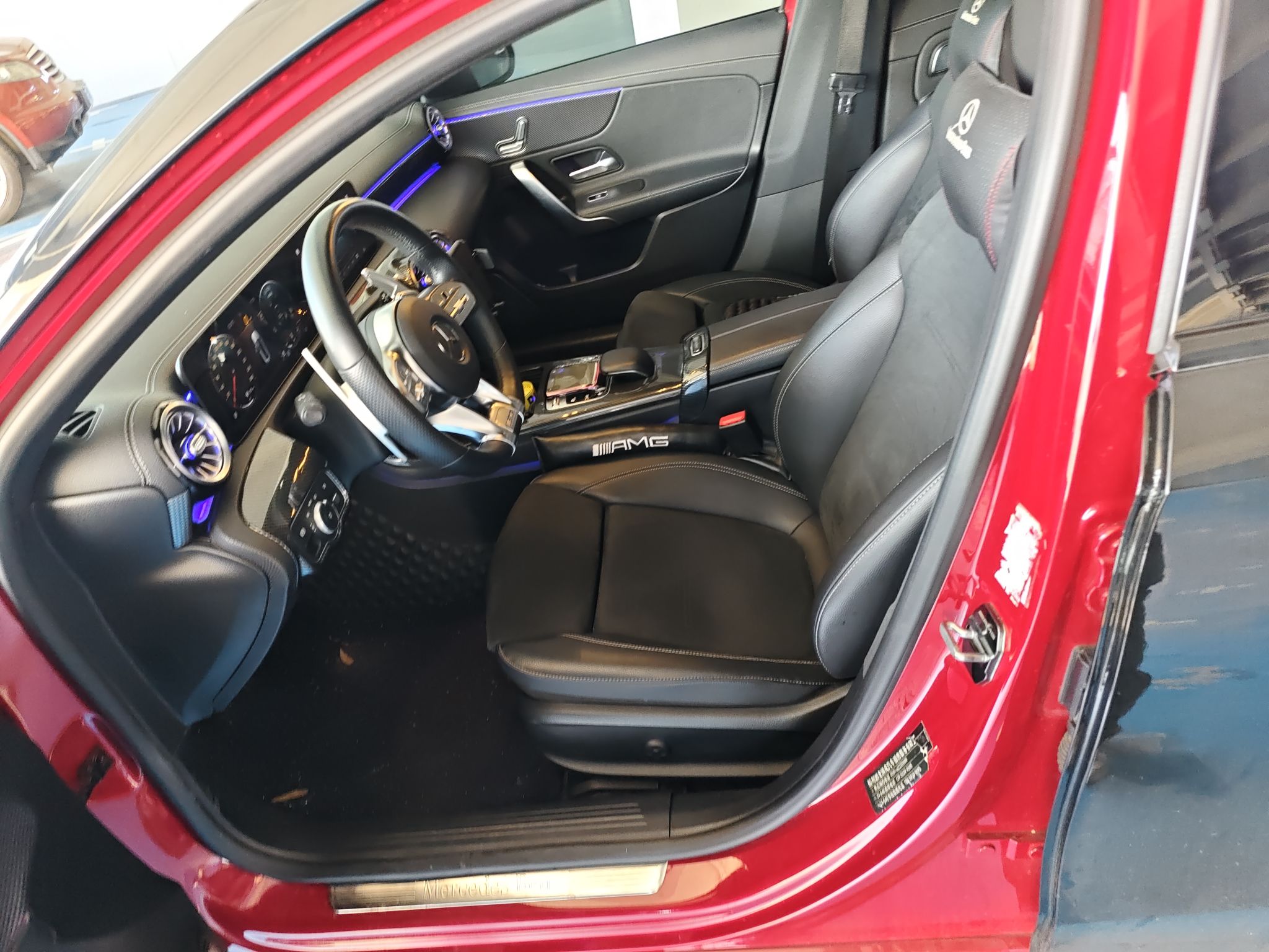 المقاعد الأمامية داخل السيارة