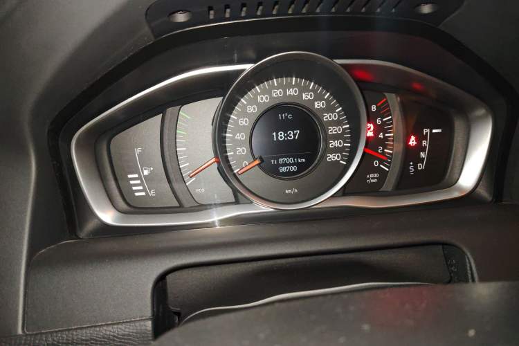 Used Volvo XC60 2016 T5 Smart Drive Edition Odometer Close Up