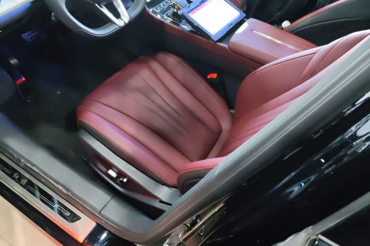 Used Hongqi H5 2025 2.0T Automatic Xuan Ying Edition
