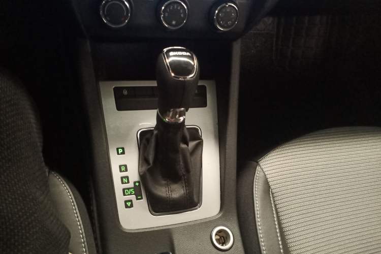Used Skoda Octavia 2016 1.6L Automatic Chuanxing Edition Gear Lever