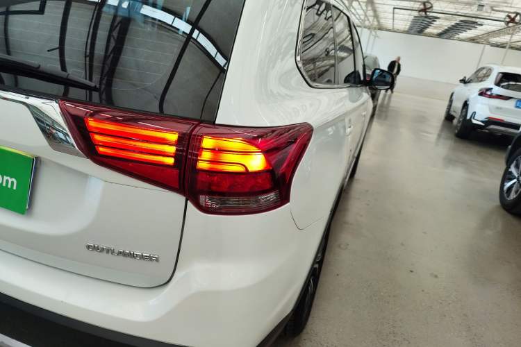 Used Mitsubishi Outlander 2018 2.0L Two-Wheel-Drive Jiale Edition 7-Seater