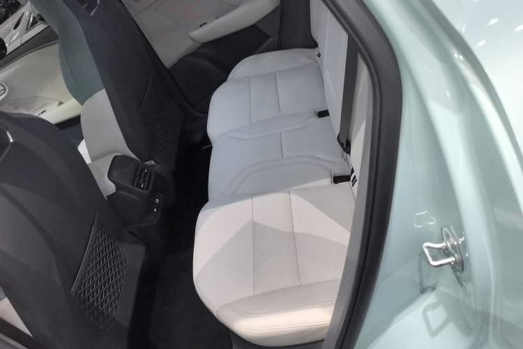 Used Lynk & Co 06 EM-P 2023 EM-P 126 Long-Range Halo Left Rear Seat