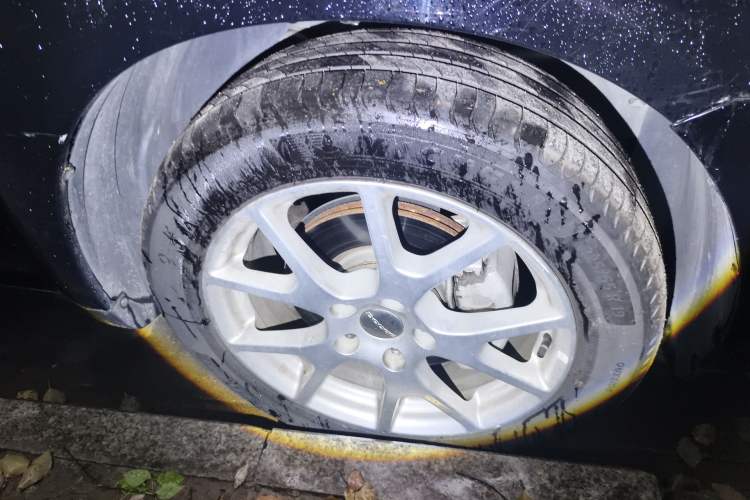 Used Dodge Journey 2013 2.4L Two-Wheel Drive Luxury Version Right Front Wheel Hub