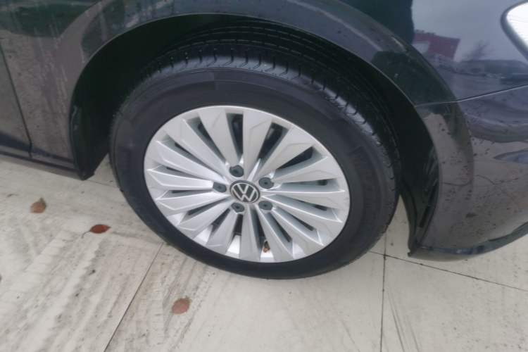 Used Volkswagen Lavida 2021 1.5L Automatic Comfort Edition Right Front Wheel Hub