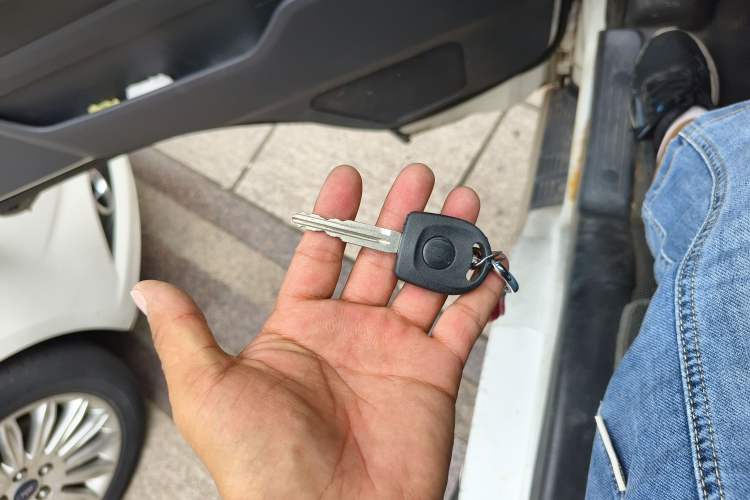 Used Foton Scenic G7 2017 2.0L Short-Wheelbase Commercial Van High Roof 6-Seater 4Q20M
