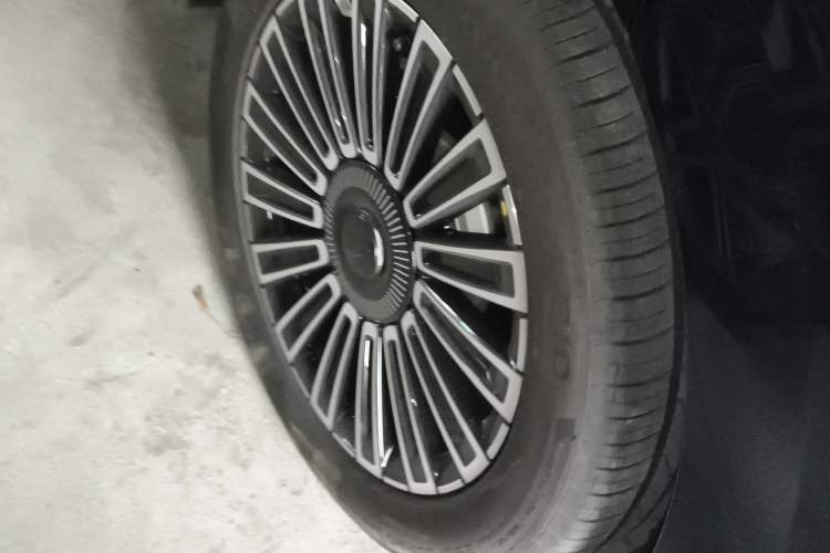 Used Chery Fengyun T11 2026 Model 220 Rear-Drive Boya Giant-Screen Luxury Edition Right Rear Wheel Hub