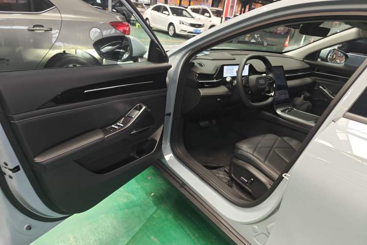 Used Geely Galaxy L6 2024 125km PLUS Dragon Edition