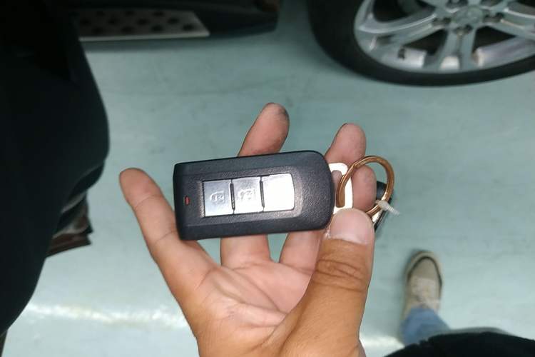 Used Mitsubishi Outlander 2013 2.4L Four-Wheel Drive Luxury Navigation Version 7 Seats