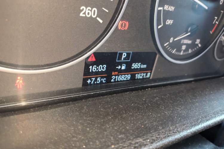 Used BMW 3 Series 2015 320Li Fashion Model Odometer Close Up