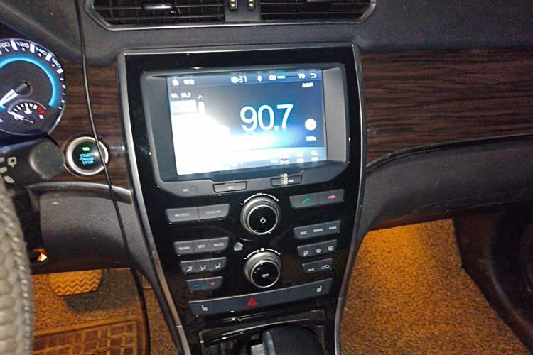 Used Haval H2 2016 Red Label 1.5T Automatic Two-Wheel Drive Elite Model Audio And AC Panel