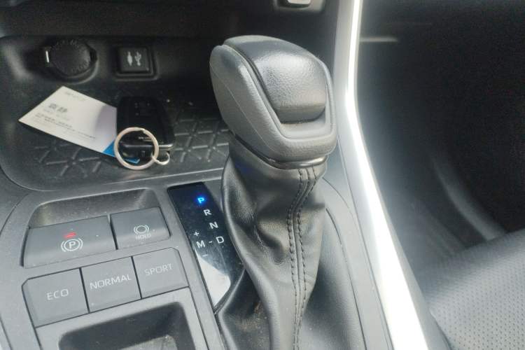Used Toyota RAV4 2022 2.0L CVT Two-Wheel Drive Fashion Edition Gear Lever