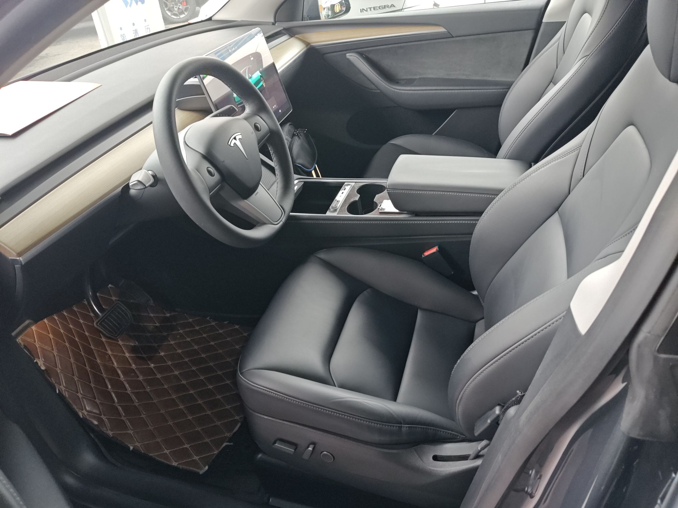 Переднее сиденье в автомобиле