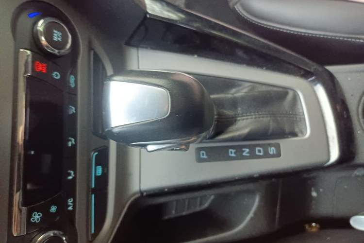 Used Ford Focus 2012 Sedan 1.6L Automatic Fashion Edition Gear Lever