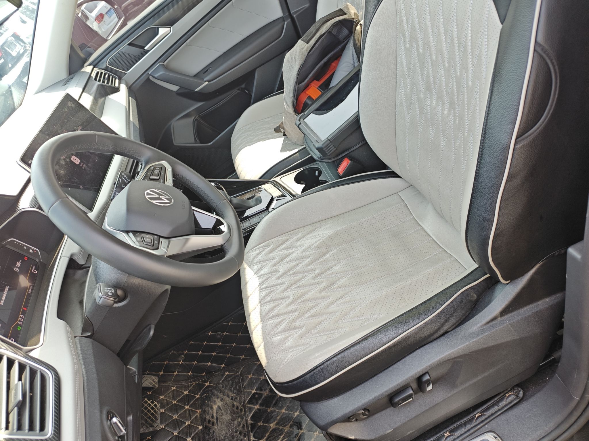 Переднее сиденье в автомобиле