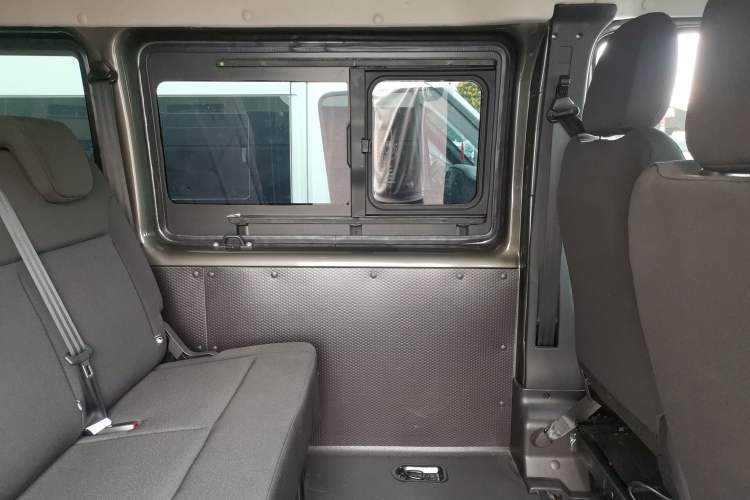 Used JMC Fushun 2025 2.0T 6MT Diesel Short-Wheelbase Mid-Height Commercial Multi-Purpose Passenger Vehicle 5/6 Seats
