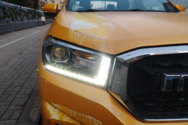 Used SAIC MAXUS T70 2020 2.0T Gasoline Automatic Two-Wheel Drive Comfort Edition Standard Cab High Ground Clearance Right Front Headlight