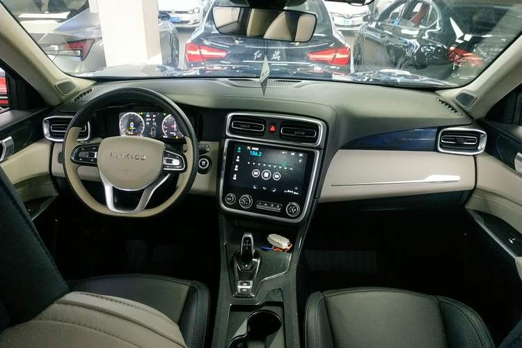 Used Lynk & Co 01 2017 2.0T Two-Wheel Drive Zhaopu Version Center Console