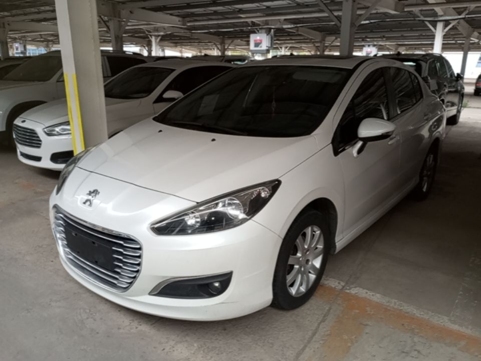 Sob a frente do carro